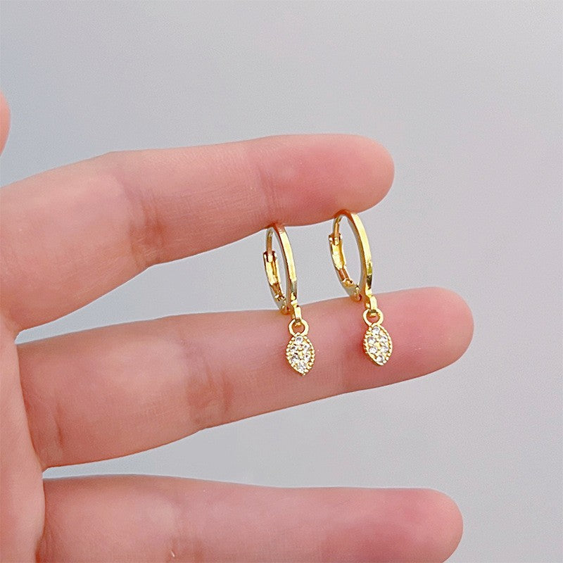 Earrings: luxurious and sophisticated 925 sterling silver stud earrings with pearls. elegant and versatile, a timeless classic