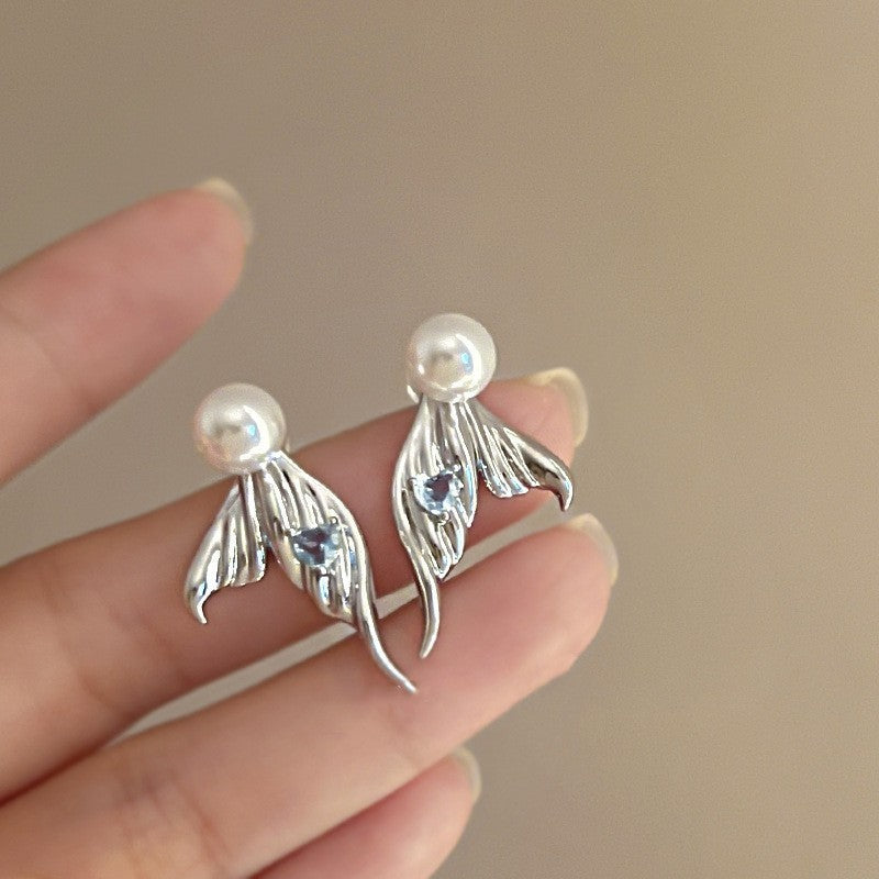 Earrings: luxurious and sophisticated 925 sterling silver stud earrings with pearls. elegant and versatile, a timeless classic