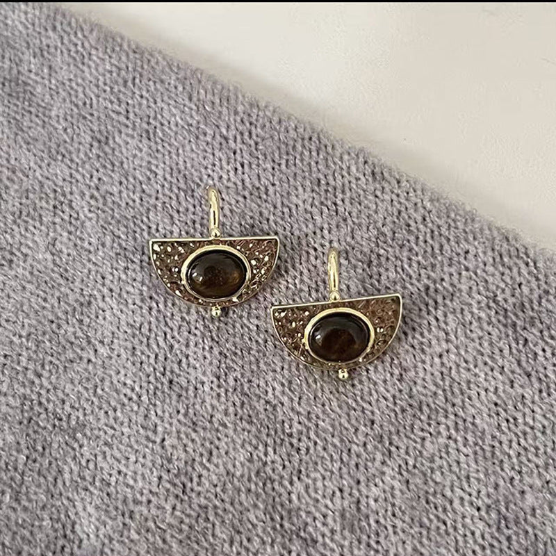 Earrings: luxurious and sophisticated 925 sterling silver stud earrings with pearls. elegant and versatile, a timeless classic