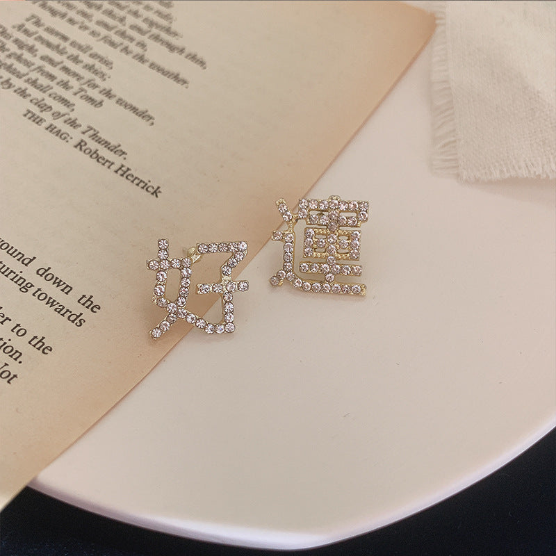 Earrings: luxurious and sophisticated 925 sterling silver stud earrings with pearls. elegant and versatile, a timeless classic