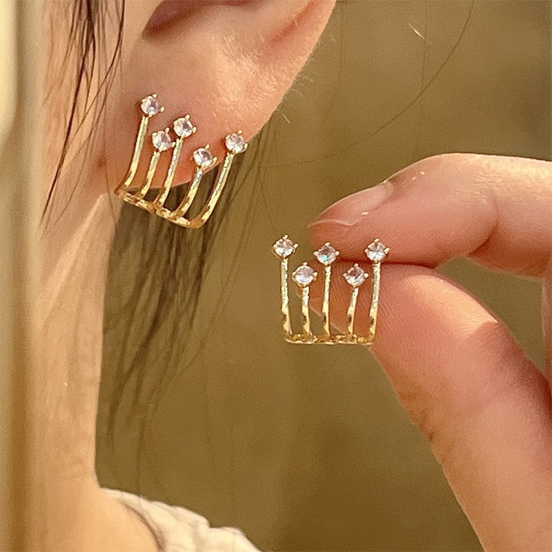 Earrings: luxurious and sophisticated 925 sterling silver stud earrings with pearls. elegant and versatile, a timeless classic