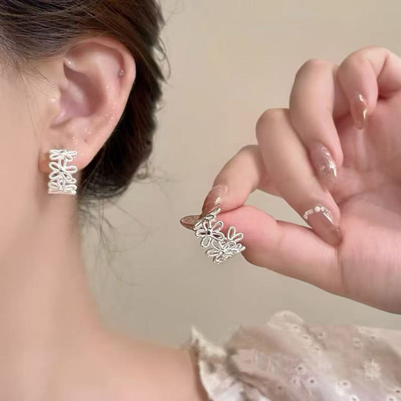 Earrings: luxurious and sophisticated 925 sterling silver stud earrings with pearls. elegant and versatile, a timeless classic
