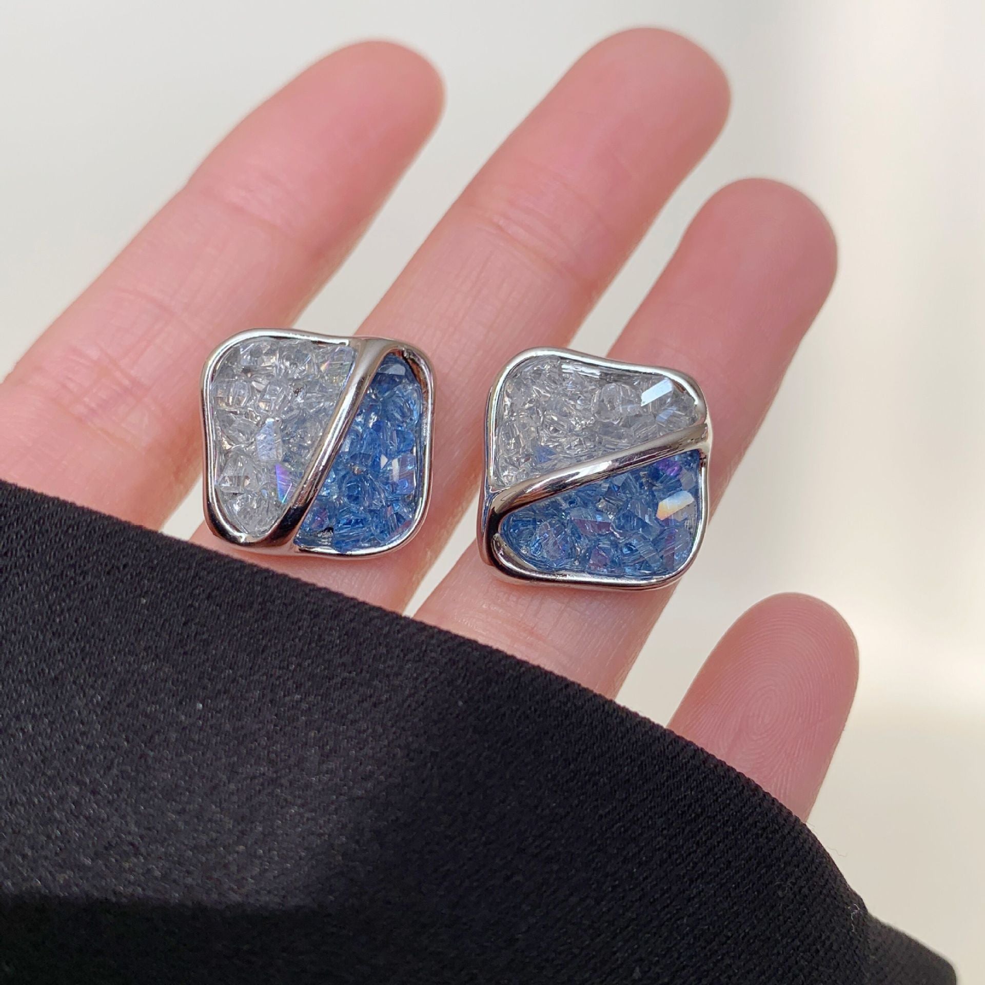 Silver needle gradient crystal flower earrings - chic design studs, versatile everyday earrings for a touch of elegance