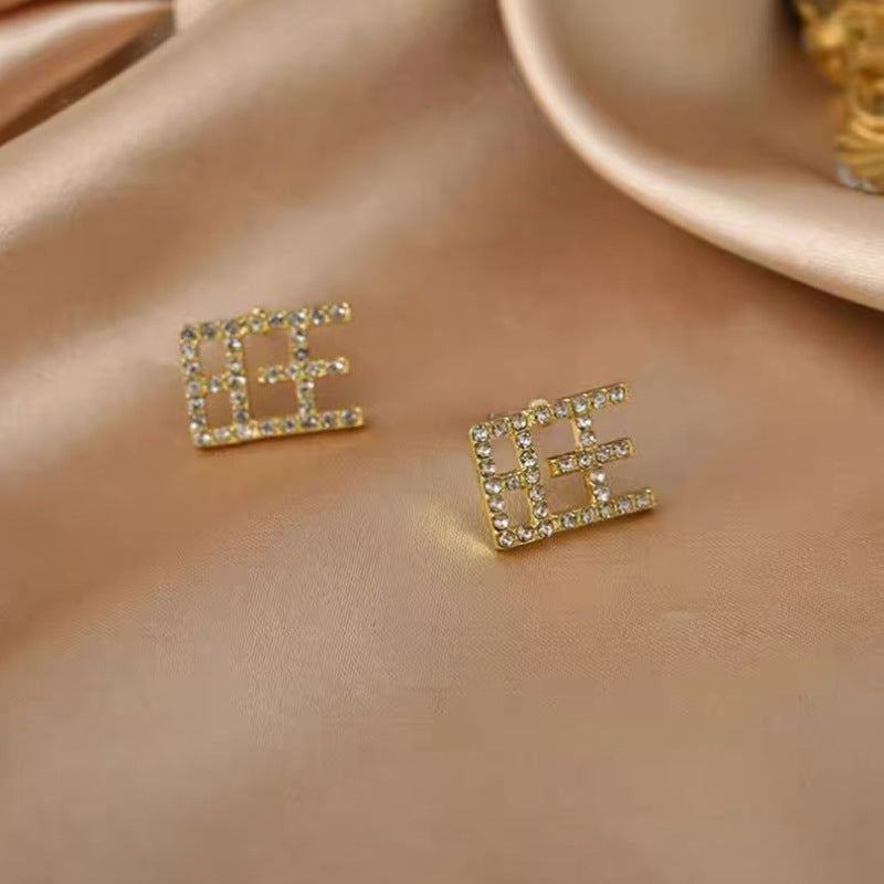Earrings: luxurious and sophisticated 925 sterling silver stud earrings with pearls. elegant and versatile, a timeless classic