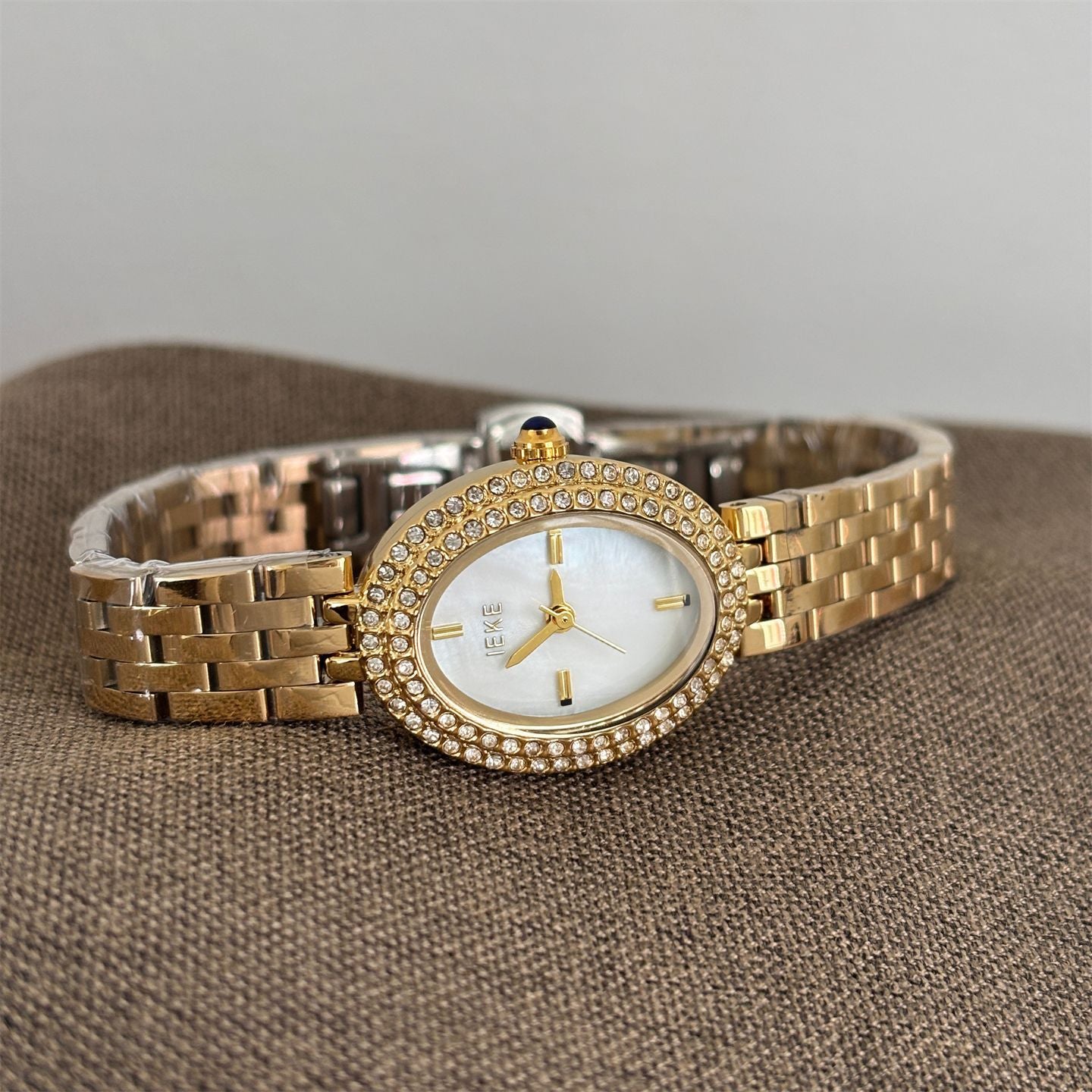 Diamond-studded "pigeon egg" watch for women - high-end, elegant, vintage-inspired, light luxury, minimalist, and exquisite ladies' wristwatch