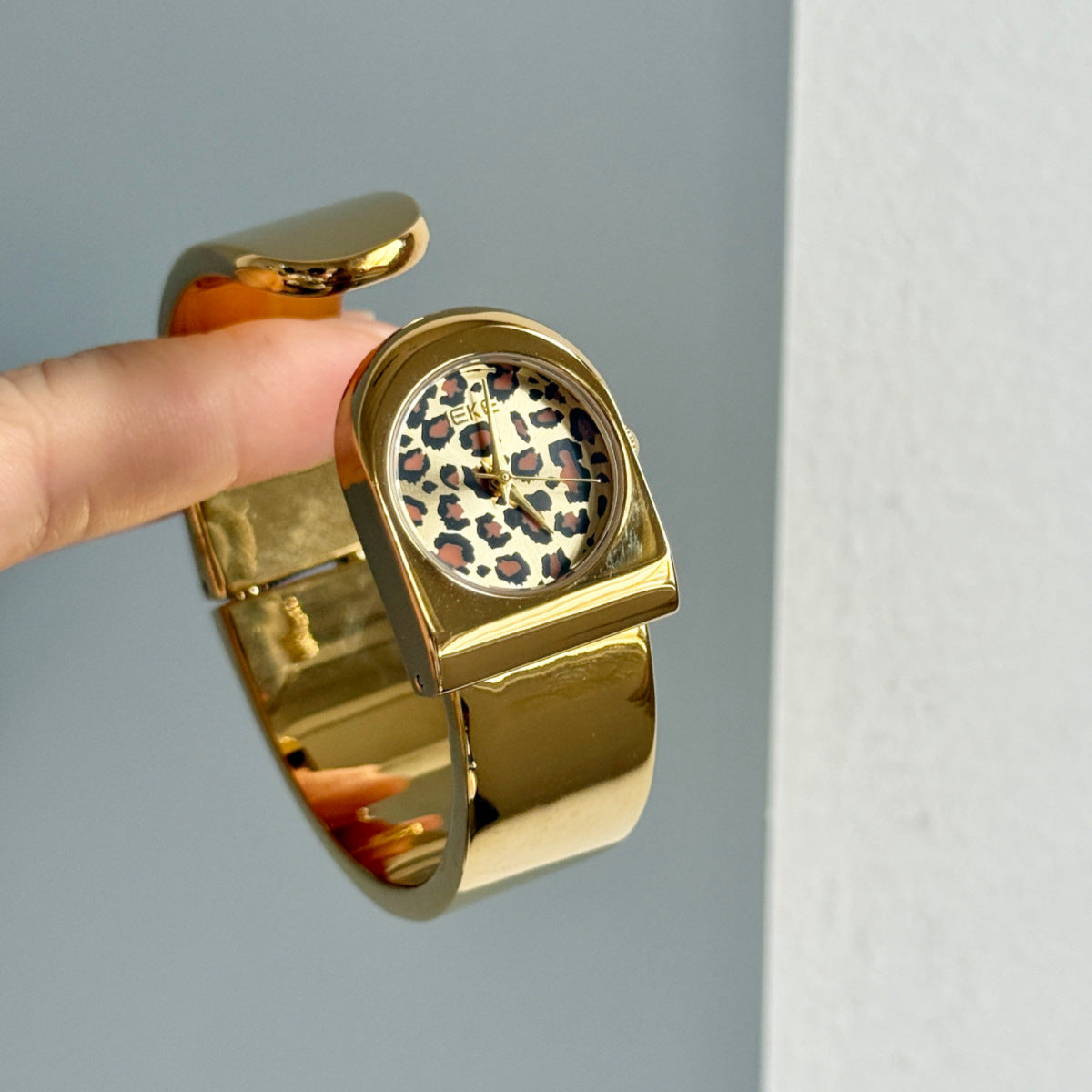 Minimalist retro dumb clock bracelet watch for women - niche, high-end, light luxury, exquisite, and elegant ladies' watch