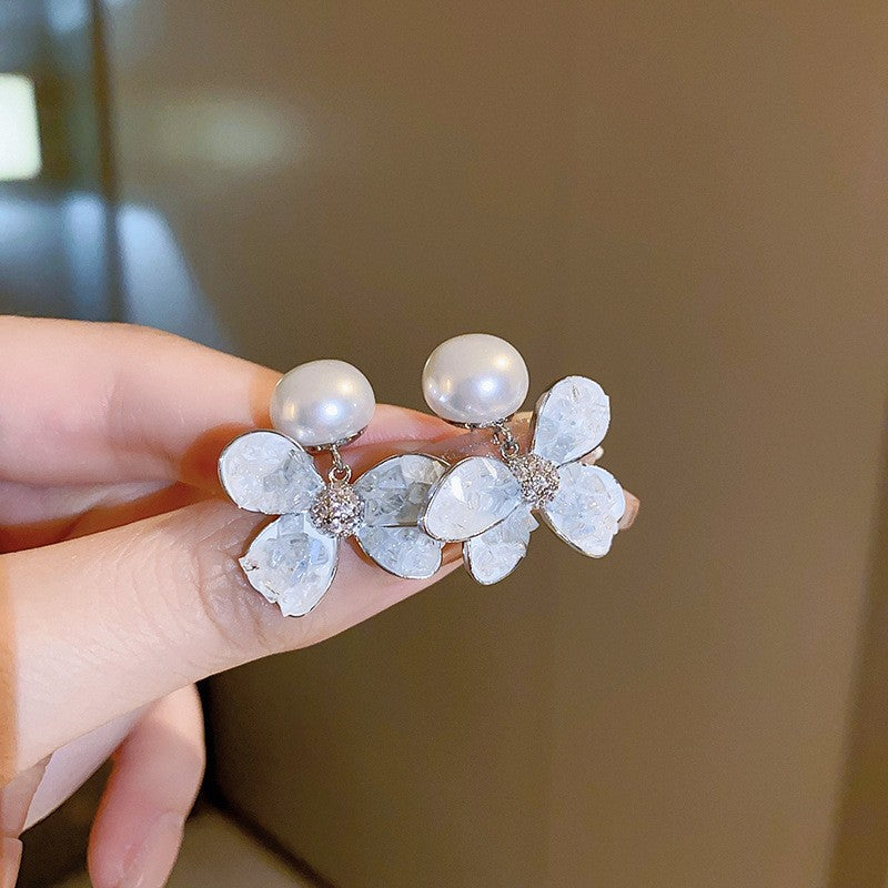 Silver needle gradient crystal flower earrings - chic design studs, versatile everyday earrings for a touch of elegance