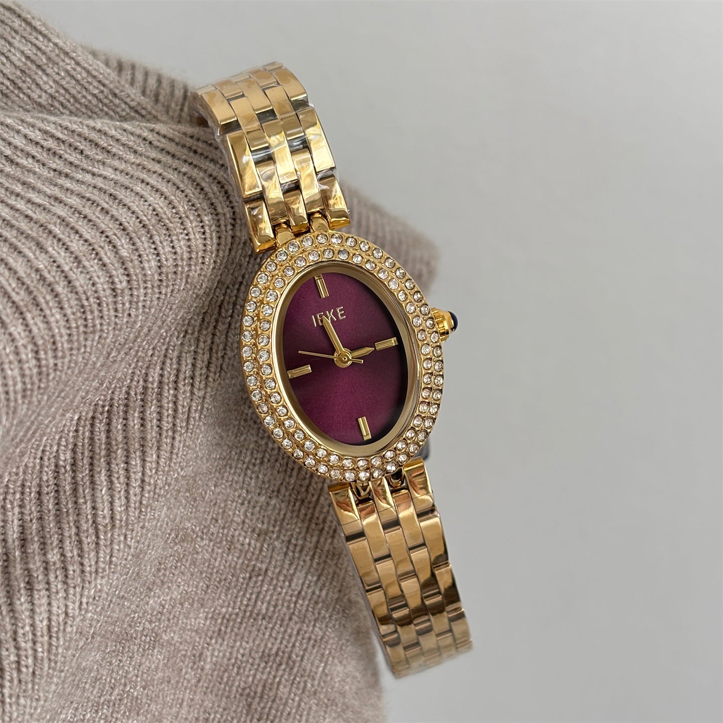 Diamond-studded "pigeon egg" watch for women - high-end, elegant, vintage-inspired, light luxury, minimalist, and exquisite ladies' wristwatch