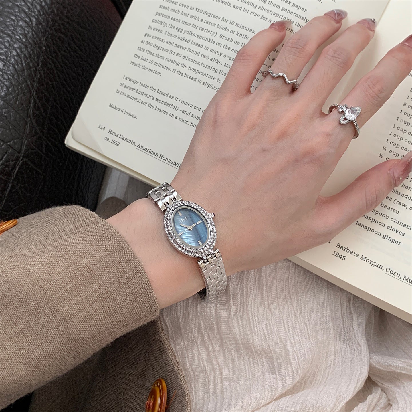 Diamond-studded "pigeon egg" watch for women - high-end, elegant, vintage-inspired, light luxury, minimalist, and exquisite ladies' wristwatch