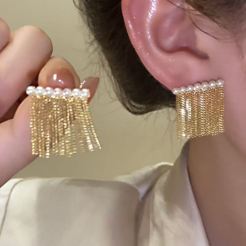Earrings: luxurious and sophisticated 925 sterling silver stud earrings with pearls. elegant and versatile, a timeless classic