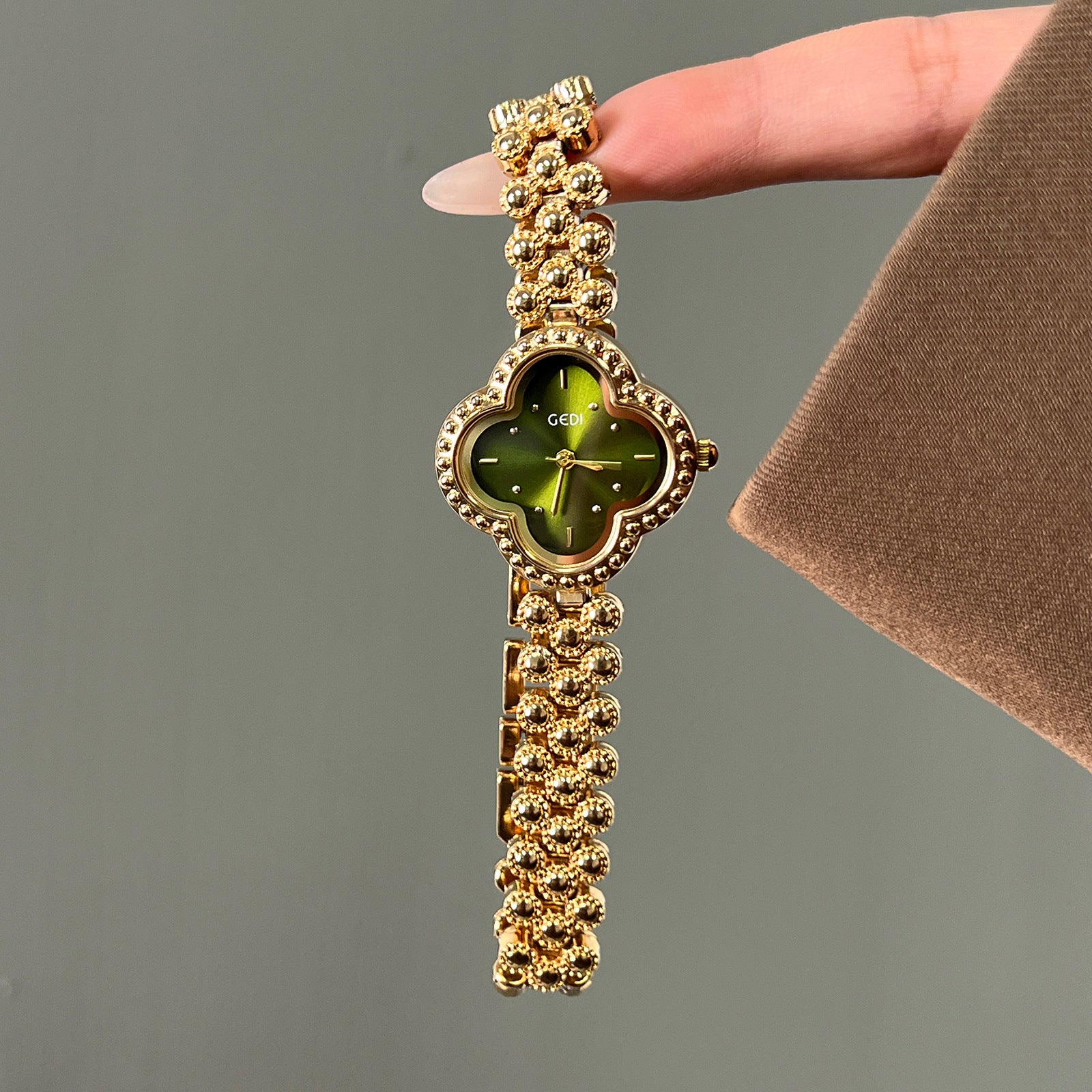 Wholesale vintage four-leaf clover bracelet watch - stylish, unique, and waterproof quartz timepiece