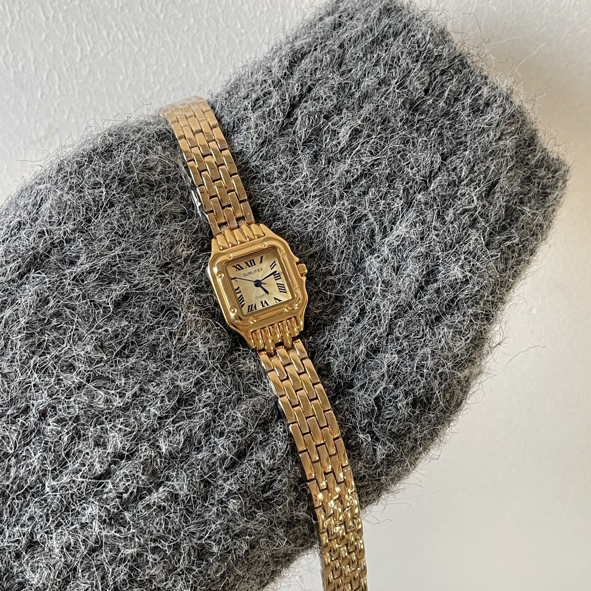 Niche style medieval style vintage watch for women niche styleaccessible luxuryretro exquisite classy golden steel strap watch