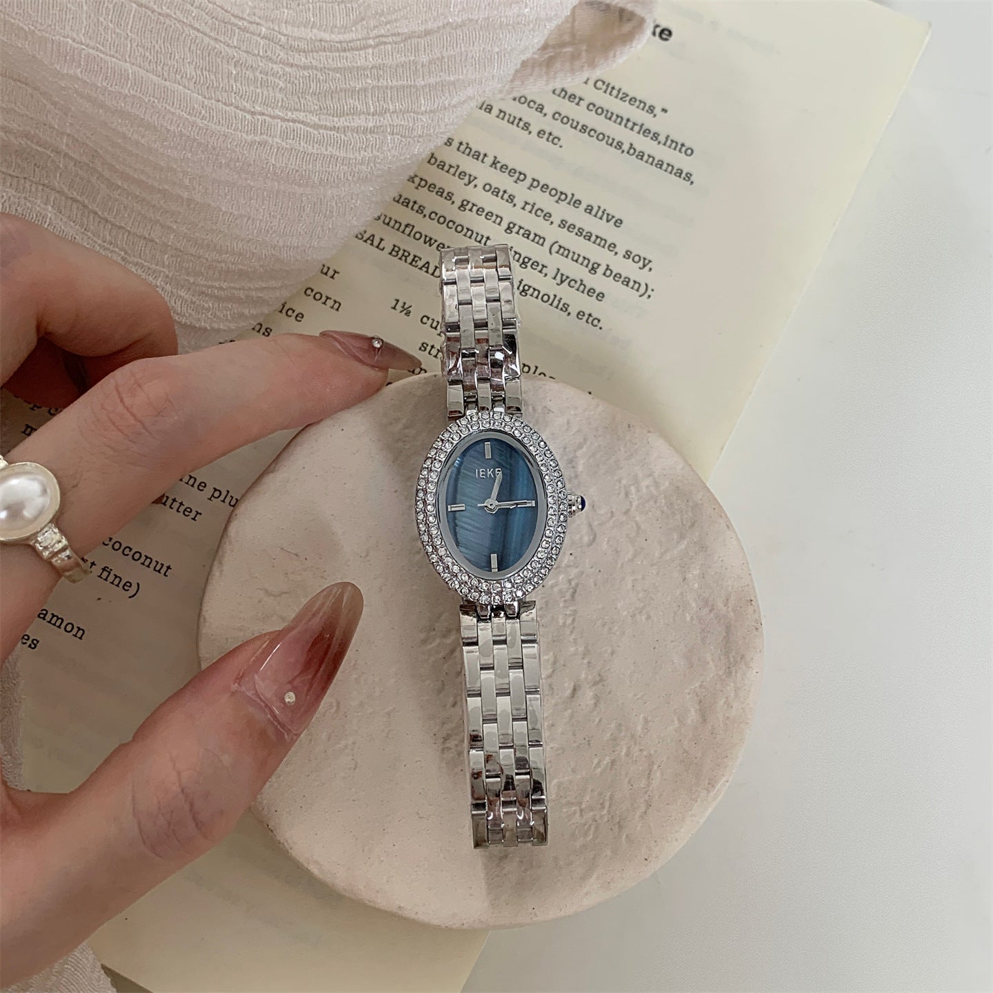 Diamond-studded "pigeon egg" watch for women - high-end, elegant, vintage-inspired, light luxury, minimalist, and exquisite ladies' wristwatch