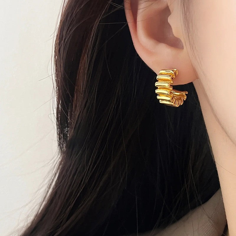 Earrings: luxurious and sophisticated 925 sterling silver stud earrings with pearls. elegant and versatile, a timeless classic