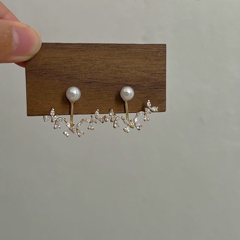 Earrings: luxurious and sophisticated 925 sterling silver stud earrings with pearls. elegant and versatile, a timeless classic