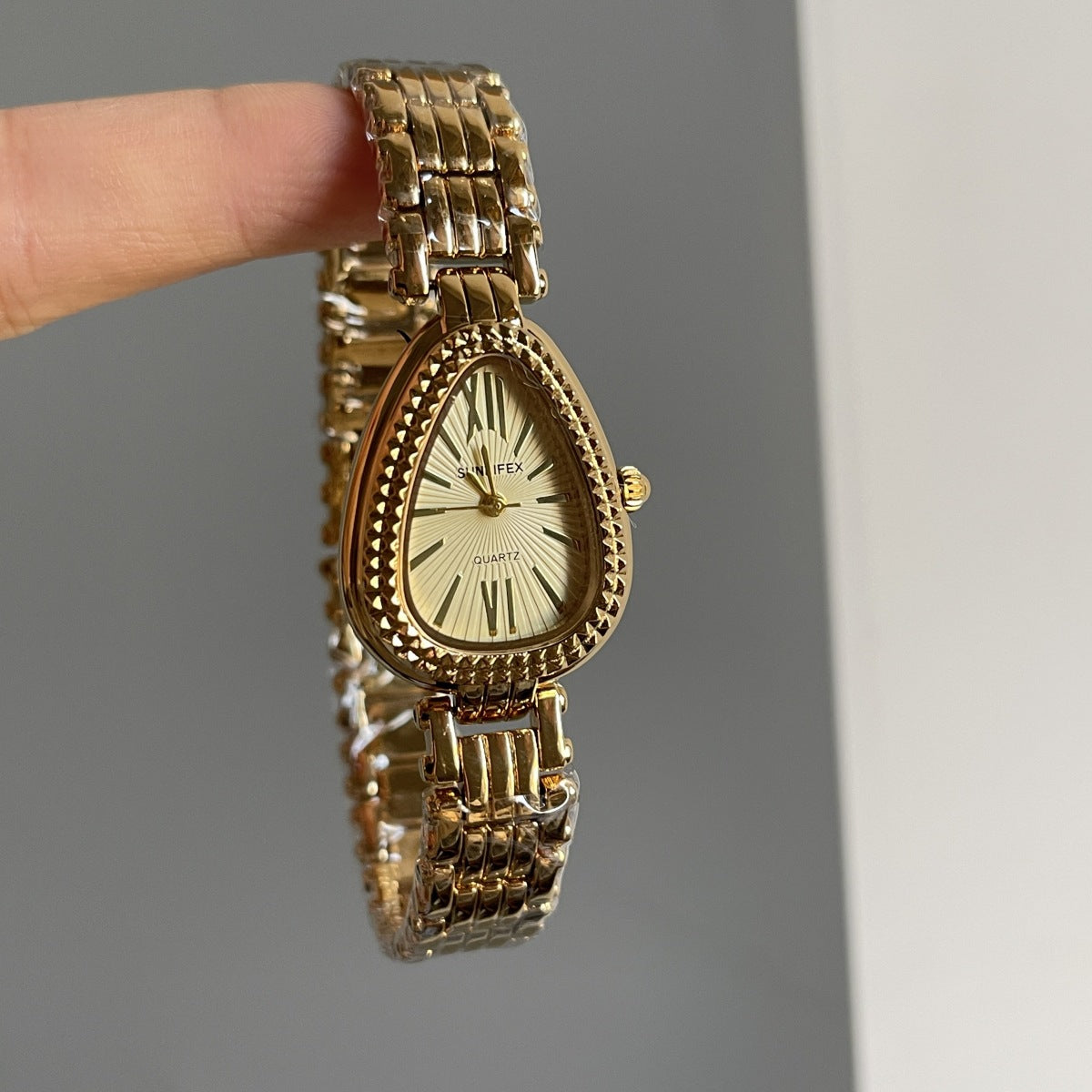 Niche style medieval style vintage watch for women niche styleaccessible luxuryretro exquisite classy golden steel strap watch