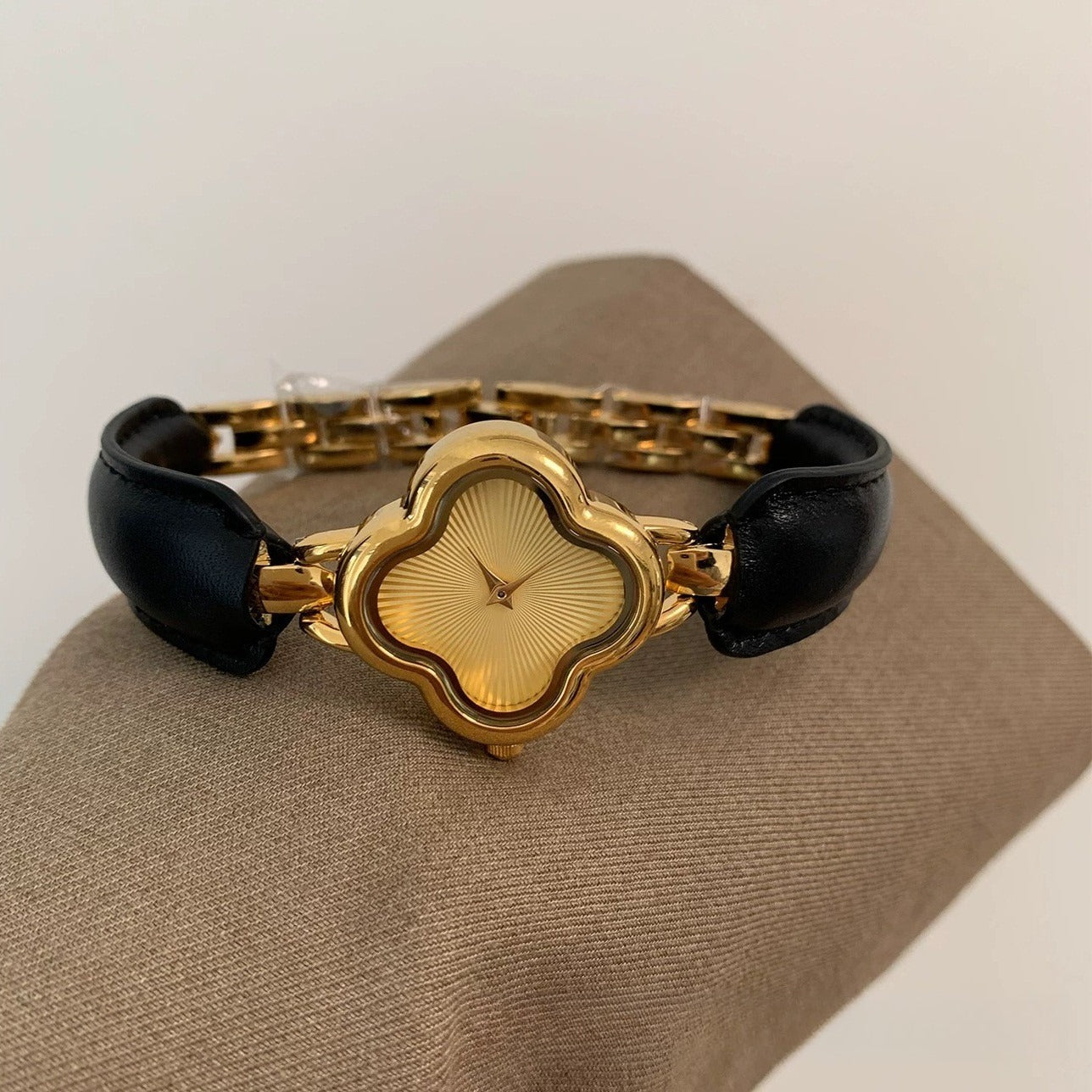 Anchor red clover leather strap bracelet watch - luxury, high-end, vintage quartz wristwatch