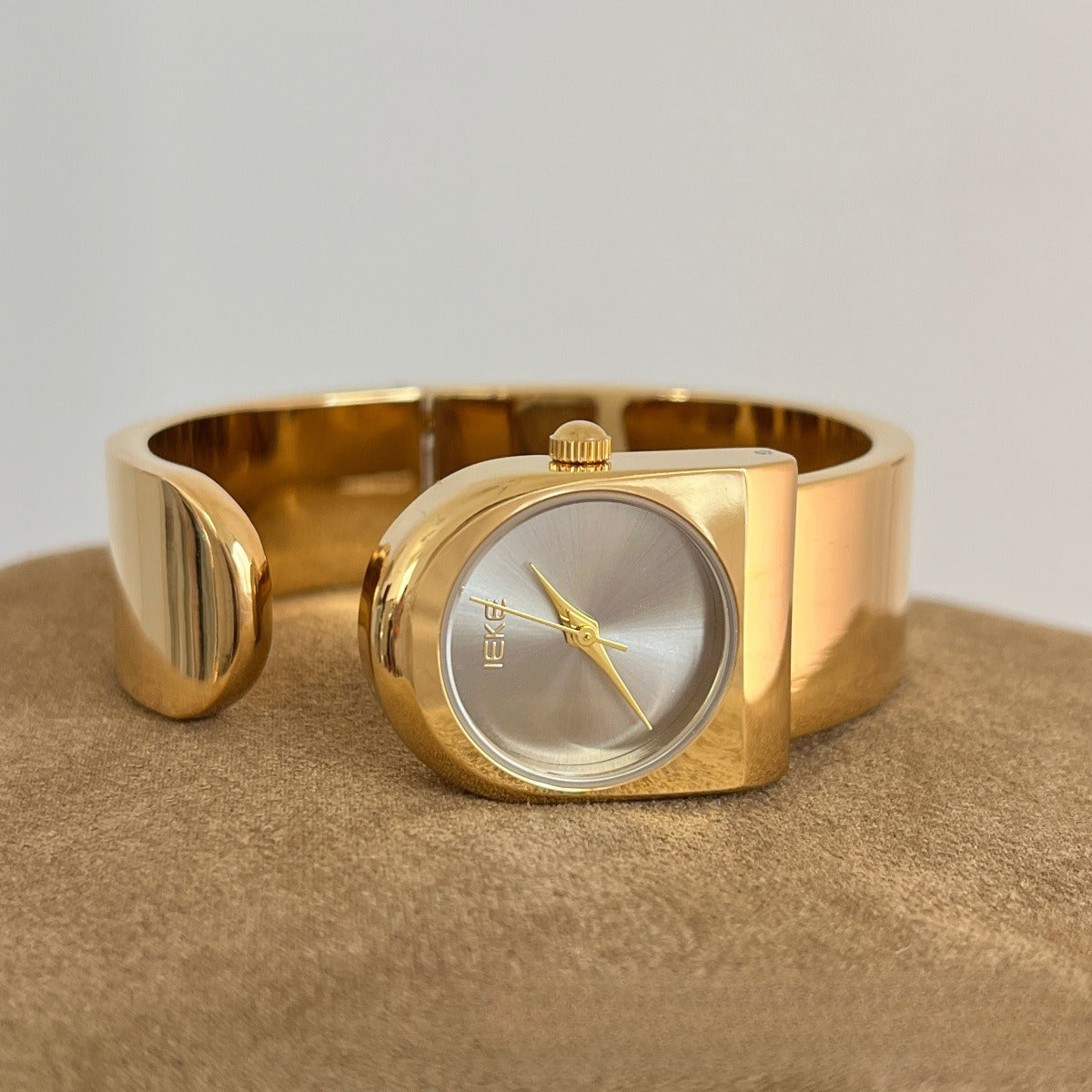 Minimalist retro dumb clock bracelet watch for women - niche, high-end, light luxury, exquisite, and elegant ladies' watch